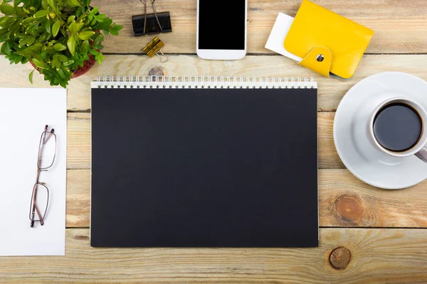 Mesa de escritório com computador, caneta e uma xícara de café, muitas coisas. Vista superior com espaço de cópia. — Fotografia de Stock