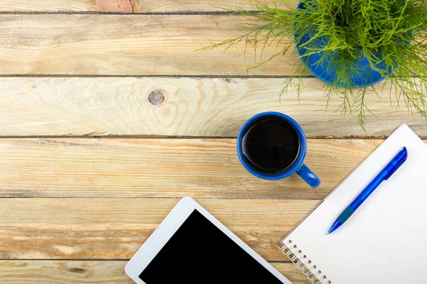 Schreibtisch im Büro mit Computer, Stift und einer Tasse Kaffee, viele Dinge. Draufsicht mit Kopierraum. — Stockfoto