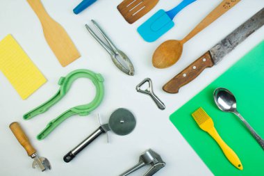 Mutfak gereçleri beyaz ahşap mutfak masasında. Aletler. Üst görünüm.