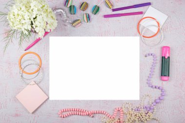Bilgisayarlı çalışma alanı, buket ortancalar, pano. Pembe arka planda izole edilmiş kadın aksesuarları. Düz yatıyordu. Üst görünüm ofis masası.
