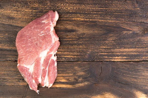 Frisches rohes Rindersteak auf hölzernem Hintergrund. — Stockfoto