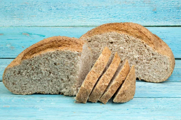 Mnoho smíšených chleby a rohlíky upečeného chleba na dřevěný stůl pozadí. — Stock fotografie
