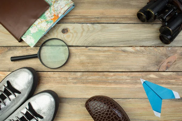 Reisaccessoires kostuums. Paspoorten, bagage, De kosten van de reiskaarten voorbereid voor de reis. Bovenaanzicht beeld van reisaccessoires met uitgewassen vintage filter effect. — Stockfoto