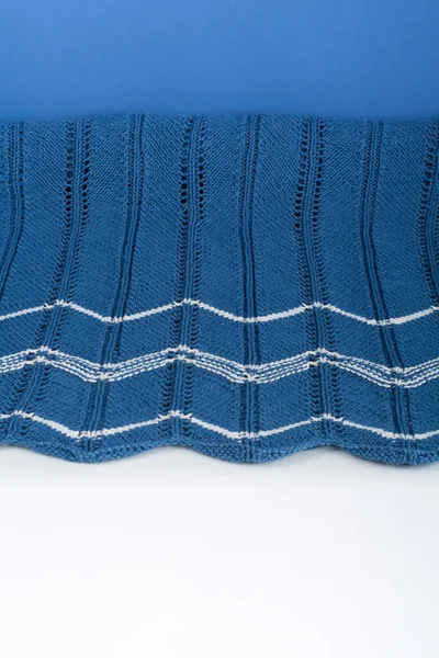 스웨터 또는 스카프 원단 질감 큰 뜨개질. 릴리프 패턴이 있는 니트 저지 배경. 뜨개질 머리띠 . 양모 수작업 기계, 핸드메이드. 블루. — 스톡 사진