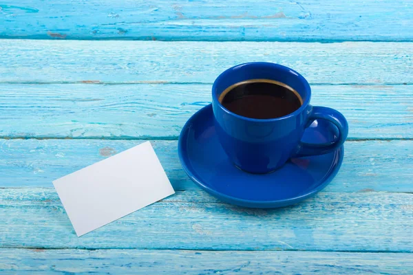 Leere Visitenkarten, blaue Tasse auf dem Holztisch. Schreibtisch vorhanden. Vorlage für id. Ansicht von oben. eine Tasse Kaffee. — Stockfoto