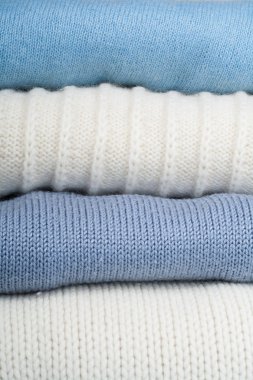 Örme yün kazaklar. Örme kış yığını, yeşil sonbahar giysileri, ahşap arka plan, kazak, triko, metin için alan.