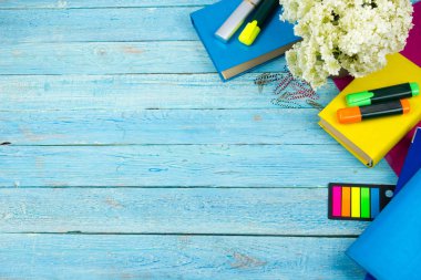 Bilgisayarlı mavi ofis masası, kalem ve bir fincan kahve, bir sürü şey. Kopyalama alanı olan üst görünüm.