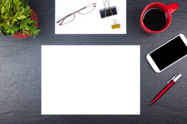 Siyah ofis masa masası bilgisayar, kalem ve bir fincan kahve, bir sürü şey. Kopya alanı ile üst görünüm.