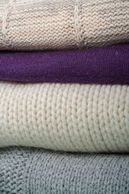 Örgü yün kazaklar. Ahşap arka planda örülmüş kış kıyafetleri, kazaklar, örgü giysileri, metin için yer..