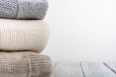 Örgü yün kazaklar. Ahşap arka planda örülmüş kış kıyafetleri, kazaklar, örgü giysileri, metin için yer..