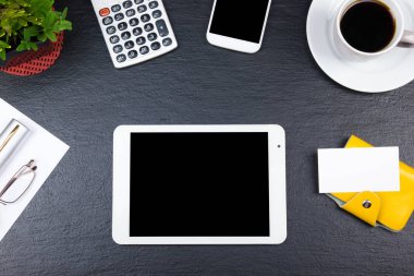 Siyah ofis masa masası bilgisayar, kalem ve bir fincan kahve, bir sürü şey. Kopya alanı ile üst görünüm.