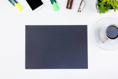 Beyaz ofis masa masası, bilgisayar, kalem ve bir fincan kahve, bir sürü şey. Kopya alanı ile üst görünüm.