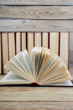 Açık kitap, tahta masa üzerine ciltli kitaplar. ahşap arka plan. Okula geri dön. Eğitim. Metin için alan kopyalama.