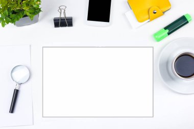 Beyaz ofis masa masası, bilgisayar, kalem ve bir fincan kahve, bir sürü şey. Kopya alanı ile üst görünüm.