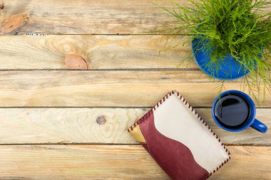 Ofis masası, bilgisayar, kalem ve bir fincan kahve, bir sürü şey. Kopyalama alanı olan üst görünüm.