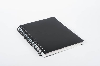 beyaz arkaplandaki defter ve kalem.