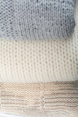 Örgü yün kazaklar. Ahşap arka planda örülmüş kış kıyafetleri, kazaklar, örgü giysileri, metin için yer..