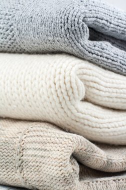 Örgü yün kazaklar. Ahşap arka planda örülmüş kış kıyafetleri, kazaklar, örgü giysileri, metin için yer..