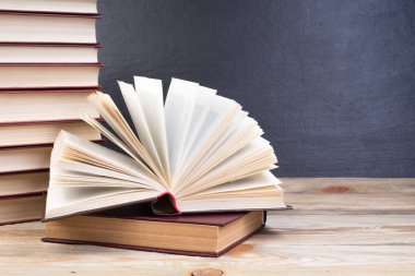 Açık bir kitap, okul yönetim kurulundaki kitaplar. Okula dönelim. Eğitim. Metin için alanı kopyala.