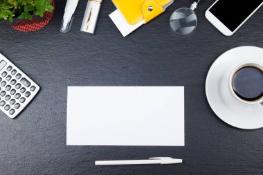 Siyah ofis masa masası bilgisayar, kalem ve bir fincan kahve, bir sürü şey. Kopya alanı ile üst görünüm.