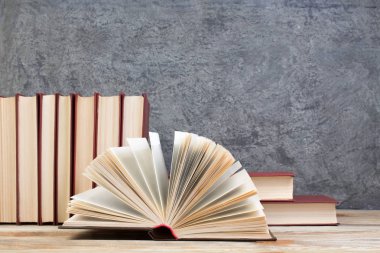 Açık kitap, gri beton arka plan kitapları. Okula dönelim. Eğitim. Metin için alanı kopyala.