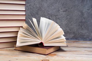 Açık kitap, gri beton arka plan kitapları. Okula dönelim. Eğitim. Metin için alanı kopyala.