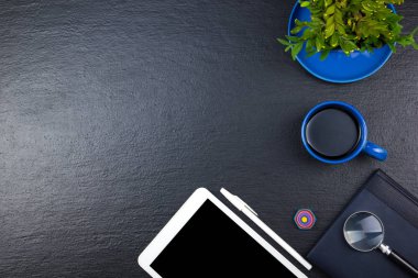 Siyah ofis masa masası bilgisayar, kalem ve bir fincan kahve, bir sürü şey. Kopya alanı ile üst görünüm.