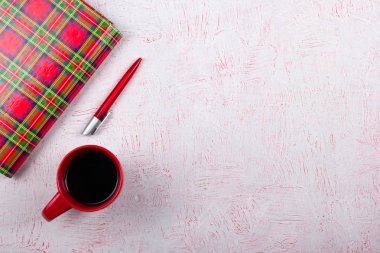 Pembe ofis masa masası, bilgisayar, kalem ve bir fincan kahve, bir sürü şey. Kopya alanı ile üst görünüm.