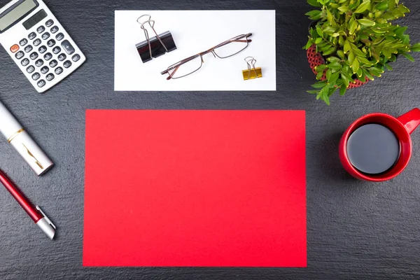 Schwarzer Schreibtisch mit Computer, Stift und einer Tasse Kaffee, viele Dinge. Ansicht von oben mit Kopierraum. — Stockfoto