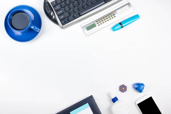 Λευκό τραπέζι γραφείου με υπολογιστή, στυλό και ένα φλιτζάνι καφέ, πολλά πράγματα. Κορυφαία προβολή με χώρο αντιγραφής. — Φωτογραφία Αρχείου