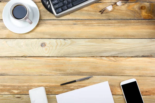 Schreibtisch im Büro mit Computer, Stift und einer Tasse Kaffee, viele Dinge. Draufsicht mit Kopierraum. — Stockfoto