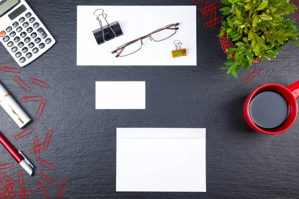 Schwarzer Schreibtisch mit Computer, Stift und einer Tasse Kaffee, viele Dinge. Ansicht von oben mit Kopierraum. — Stockfoto