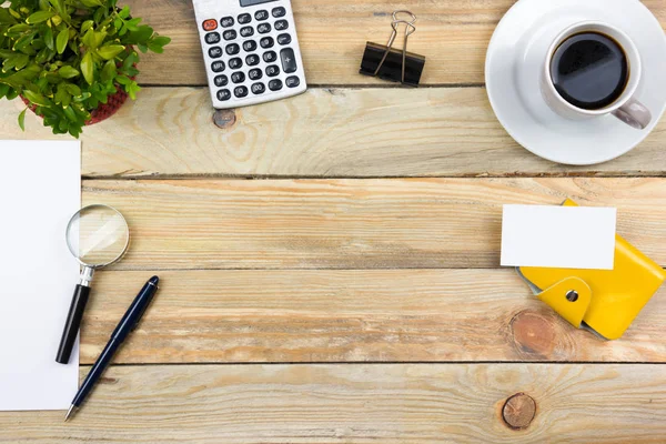 Mesa de escritório com computador, caneta e uma xícara de café, muitas coisas. Vista superior com espaço de cópia. — Fotografia de Stock