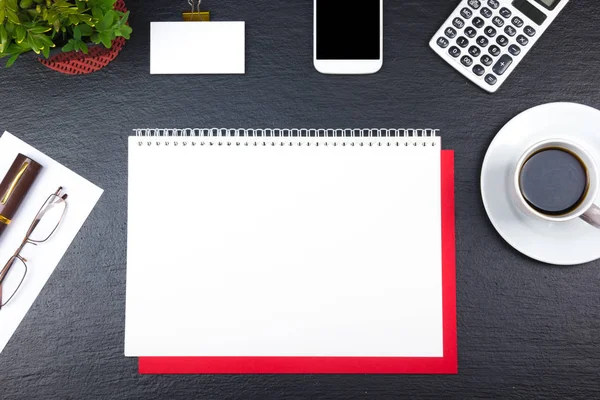 Schwarzer Schreibtisch mit Computer, Stift und einer Tasse Kaffee, viele Dinge. Ansicht von oben mit Kopierraum. — Stockfoto