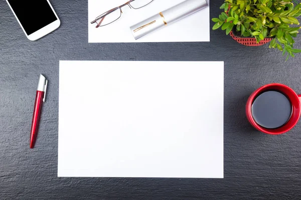 Schwarzer Schreibtisch mit Computer, Stift und einer Tasse Kaffee, viele Dinge. Ansicht von oben mit Kopierraum. — Stockfoto