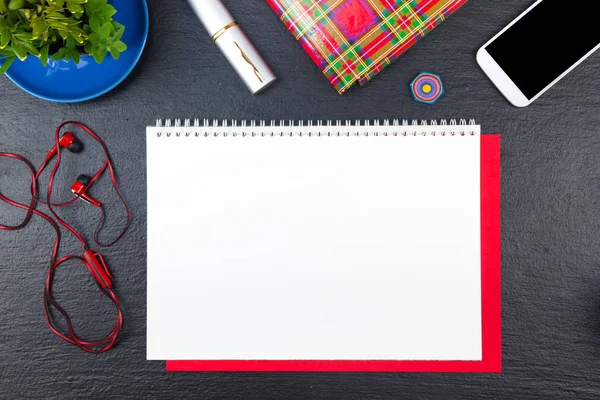 Schwarzer Schreibtisch mit Computer, Stift und einer Tasse Kaffee, viele Dinge. Ansicht von oben mit Kopierraum. — Stockfoto