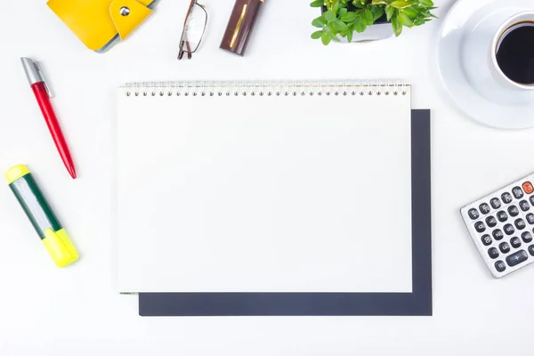 Weißer Schreibtisch mit Computer, Stift und einer Tasse Kaffee, viele Dinge. Ansicht von oben mit Kopierraum. — Stockfoto