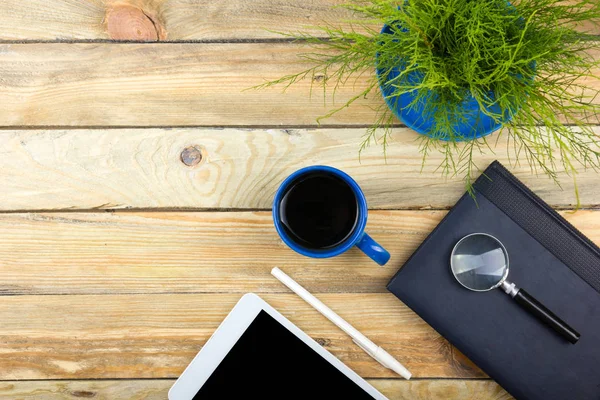 Mesa de escritório com computador, caneta e uma xícara de café, muitas coisas. Vista superior com espaço de cópia. — Fotografia de Stock