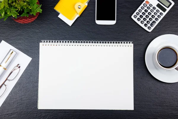 Schwarzer Schreibtisch mit Computer, Stift und einer Tasse Kaffee, viele Dinge. Ansicht von oben mit Kopierraum. — Stockfoto