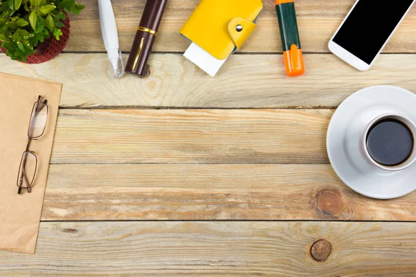 Mesa de escritorio con computadora, bolígrafo y una taza de café, muchas cosas. Vista superior con espacio de copia. —  Fotos de Stock