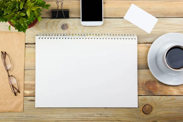 Mesa de escritório com computador, caneta e uma xícara de café, muitas coisas. Vista superior com espaço de cópia. — Fotografia de Stock