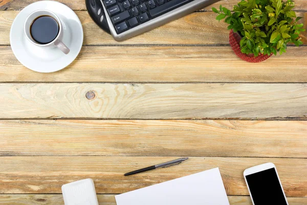 Schreibtisch im Büro mit Computer, Stift und einer Tasse Kaffee, viele Dinge. Draufsicht mit Kopierraum. — Stockfoto