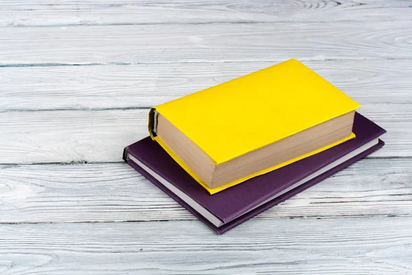 Livros multicoloridos em uma mesa de madeira branca. Espaço de cópia para texto . — Fotografia de Stock