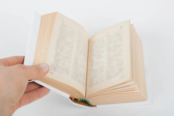 Open boek, hardcover kleurrijke boeken over houten tafel. Terug naar school. Ruimte voor tekst kopiëren. Onderwijs bedrijfsconcept. — Stockfoto