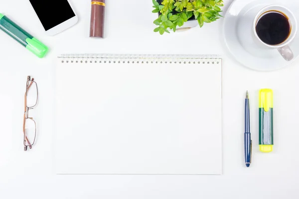 Mesa do escritório branco com computador, caneta e uma xícara de café, muitas coisas. Vista superior com espaço de cópia . — Fotografia de Stock