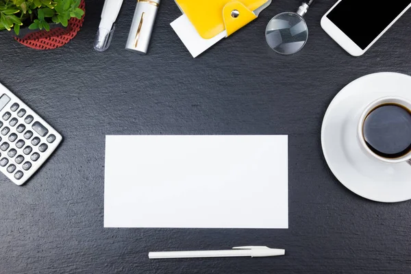 Schwarzer Schreibtisch mit Computer, Stift und einer Tasse Kaffee, viele Dinge. Ansicht von oben mit Kopierraum. — Stockfoto