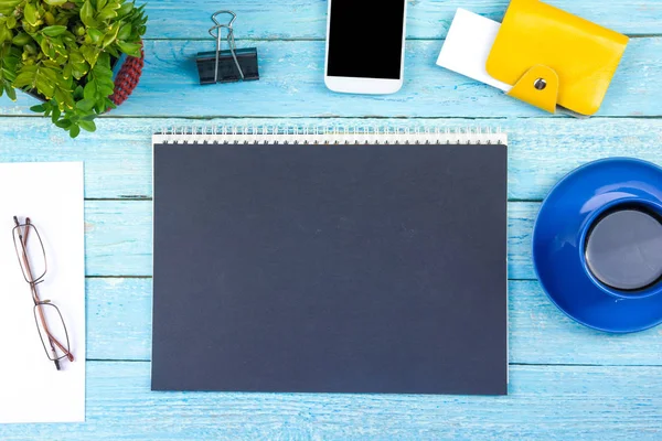 Mesa de escritório azul com computador, caneta e uma xícara de café, muitas coisas. Vista superior com espaço de cópia. — Fotografia de Stock