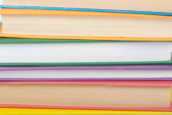 Könyvkötegelés. Nyitott könyv, keménykötésű könyvek fa asztalon és kék háttér. Vissza a suliba. A szöveg másolási helye. — Stock Fotó