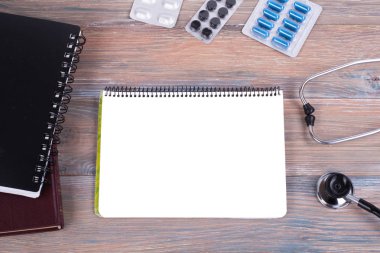 Metin tıp tedavi konsepti için sağlık hizmeti şablonu. Boş boş, steteskop, reçeteli tıbbi yardım acil durum, ahşap masada sağlıklı ambulans teknolojisi..