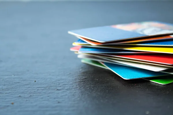 Пачка банковских карточек на черном фоне . — стоковое фото